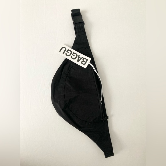 NWT Black Crescent Fanny Pack from BAGGU, Wear Crossbody or Hips, Great Gift! 🖤 - Picture 4 of 5